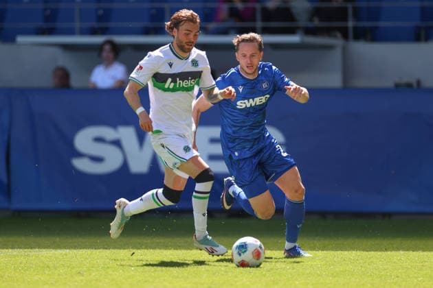 Kolja Oudenne Hannover 96, 29 prevails against Christoph Kobald Karlsruher SC, 22 and scores the 1 2, Karlsruher SC vs Hannover 96, 2 Bundesliga, 31 Matchday, 2025 2026, 25 04 2026, DFL REGULATIONS PROHIBIT ANY USE OF PHOTOGRAPHS AS IMAGE SEQUENCES AND OR QUASI VIDEO, Karlsruher SC vs Hannover 96, 2 Bundesliga, 31 Matchday, 2025 2026, 25 04 2026 Karlsruhe Copyright: xEibner-Pressefoto JanxPrihodax EP_JPA