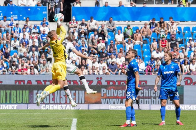 2 Bundesliga, Karlsruher SC vs Hannover 96, 25 04 2026 Hans Christian Bernat Karlsruher SC, 1 der den Ball aus der Luft holen 2 Bundesliga, Karlsruher SC vs Hannover 96, BBBank Wildpark Karlsruhe, 25 04 2026 DFB DFL REGULATIONS PROHIBIT ANY USE OF PHOTOGRAPHS AS IMAGE SEQUENCES AND OR QUASI VIDEO Copyright: xBEAUTIFULxSPORTS Boscox