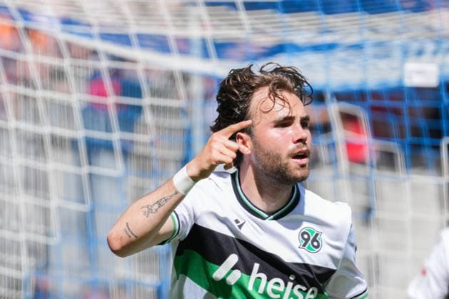 2 Bundesliga, Karlsruher SC vs Hannover 96, 25 04 2026 Goal celebration for 1 2 by Kolja Oudenne Hannover 96, 29 2 Bundesliga, Karlsruher SC vs Hannover 96, BBBank Wildpark Karlsruhe, 25 04 2026 DFB DFL REGULATIONS PROHIBIT ANY USE OF PHOTOGRAPHS AS IMAGE SEQUENCES AND OR QUASI VIDEO Copyright: xBEAUTIFULxSPORTS Boscox