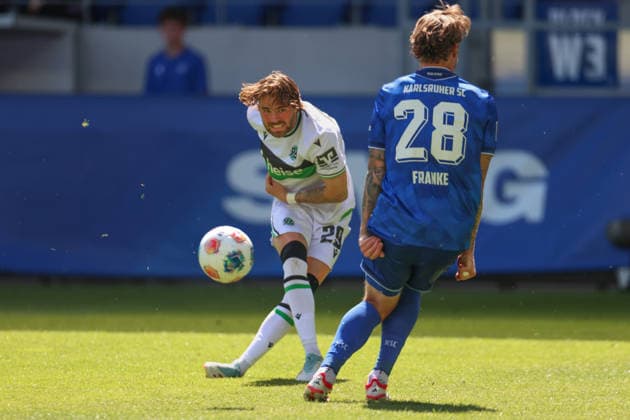 Goal kick by Kolja Oudenne Hannover 96, 29 Marcel Franke Karlsruher SC, 28 , Karlsruher SC vs Hannover 96, 2 Bundesliga, 31 Matchday, 2025 2026, 25 04 2026, DFL REGULATIONS PROHIBIT ANY USE OF PHOTOGRAPHS AS IMAGE SEQUENCES AND OR QUASI VIDEO, Karlsruher SC vs Hannover 96, 2 Bundesliga, 31 Matchday, 2025 2026, 25 04 2026 Karlsruhe Copyright: xEibner-Pressefoto JanxPrihodax EP_JPA