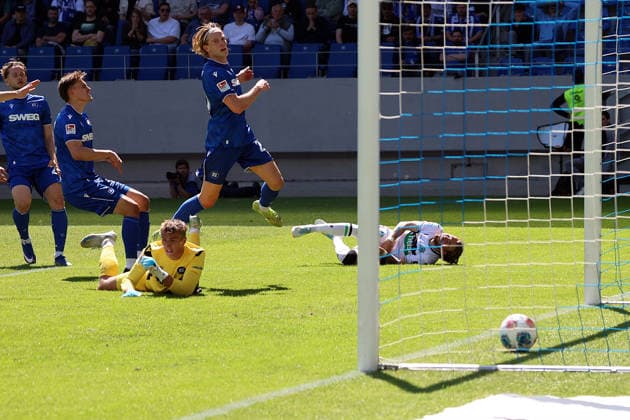 25 04 2026, xrekx, Fußball 2 Bundesliga, Karlsruher SC Hannover 96 v l Goal shot to 1 2 by Kolja Oudenne Hannover 96 Hans Christian Bernat Karlsruher SC DFL DFB REGULATIONS PROHIBIT ANY USE OF PHOTOGRAPHS as IMAGE SEQUENCES and or QUASI VIDEO Karlsruhe