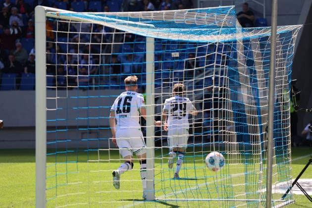 25 04 2026, xrekx, Fußball 2 Bundesliga, Karlsruher SC Hannover 96 v l Torjubel nach dem Tor zum celebrating the goal celebrate 1 2 durch Kolja Oudenne Hannover 96 DFL DFB REGULATIONS PROHIBIT ANY USE OF PHOTOGRAPHS as IMAGE SEQUENCES and or QUASI VIDEO Karlsruhe