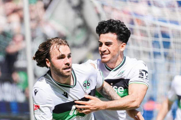 2 Bundesliga, Karlsruher SC vs Hannover 96, 25 04 2026 Goal celebration for 1 2 by Kolja Oudenne Hannover 96, 29 2 Bundesliga, Karlsruher SC vs Hannover 96, BBBank Wildpark Karlsruhe, 25 04 2026 DFB DFL REGULATIONS PROHIBIT ANY USE OF PHOTOGRAPHS AS IMAGE SEQUENCES AND OR QUASI VIDEO Copyright: xBEAUTIFULxSPORTS Boscox