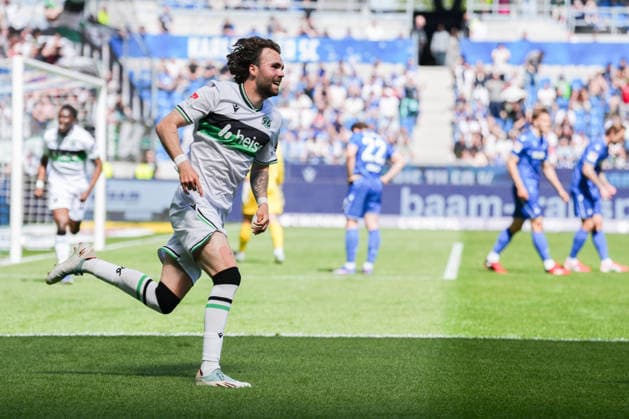 2 Bundesliga, Karlsruher SC vs Hannover 96, 25 04 2026 Goal celebration for 1 2 by Kolja Oudenne Hannover 96, 29 2 Bundesliga, Karlsruher SC vs Hannover 96, BBBank Wildpark Karlsruhe, 25 04 2026 DFB DFL REGULATIONS PROHIBIT ANY USE OF PHOTOGRAPHS AS IMAGE SEQUENCES AND OR QUASI VIDEO Copyright: xBEAUTIFULxSPORTS Boscox
