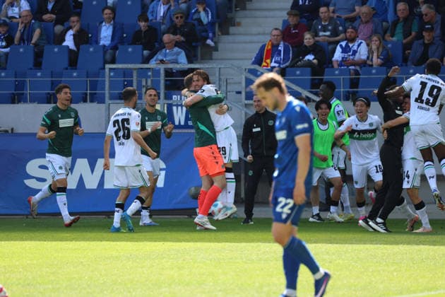25 04 2026, xrekx, Fußball 2 Bundesliga, Karlsruher SC Hannover 96 v l Torjubel nach dem Tor zum celebrating the goal celebrate 1 2 durch Kolja Oudenne Hannover 96 DFL DFB REGULATIONS PROHIBIT ANY USE OF PHOTOGRAPHS as IMAGE SEQUENCES and or QUASI VIDEO Karlsruhe