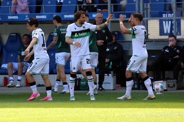 25 04 2026, xrekx, Fußball 2 Bundesliga, Karlsruher SC Hannover 96 v l Torjubel nach dem Tor zum celebrating the goal celebrate 1 2 durch Kolja Oudenne Hannover 96 DFL DFB REGULATIONS PROHIBIT ANY USE OF PHOTOGRAPHS as IMAGE SEQUENCES and or QUASI VIDEO Karlsruhe