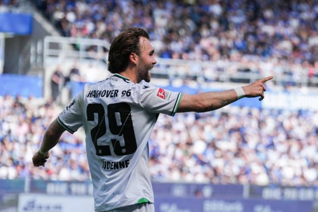 2 Bundesliga, Karlsruher SC vs Hannover 96, 25 04 2026 Goal celebration for 1 2 by Kolja Oudenne Hannover 96, 29 2 Bundesliga, Karlsruher SC vs Hannover 96, BBBank Wildpark Karlsruhe, 25 04 2026 DFB DFL REGULATIONS PROHIBIT ANY USE OF PHOTOGRAPHS AS IMAGE SEQUENCES AND OR QUASI VIDEO Copyright: xBEAUTIFULxSPORTS Boscox
