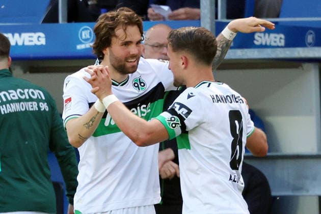 25 04 2026, xrekx, Fußball 2 Bundesliga, Karlsruher SC Hannover 96 v l Torjubel nach dem Tor zum celebrating the goal celebrate 1 2 durch Kolja Oudenne Hannover 96 mit Enzo Leopold Hannover 96 DFL DFB REGULATIONS PROHIBIT ANY USE OF PHOTOGRAPHS as IMAGE SEQUENCES and or QUASI VIDEO Karlsruhe