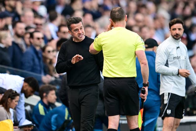 Fulham v Aston Villa, Premier League Fulham manager Marco Silva questions the assistant referee during the Premier League match between Fulham and Aston Villa at Craven Cottage, London, UK on 25 April 2026. London Craven Cottage Greater London UK Editorial use only DataCo restrictions apply See www.football-dataco.com , Copyright: xDennisxGoodwinx PSI-24149-0054