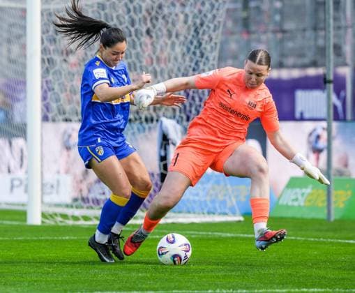 Womens football in Essen FOR EDITORIAL PURPOSES ONLY EDITORIAL USE ONLY p Kim Sindermann of SGS Essen in the match against FC Carl Zeiss Jena The match SGS Essen against FC Carl Zeiss Jena ended on 25 04 2026 with 4 3 in the stadium Essen at Hafenstraße 97a Michael Gohl FUNKE Foto Services p Sport Deutschland Nordrhein Westfalen Essen Copyright MichaelxGohl Copyright: MichaelxGohl doc85kkmacp6a01358pvpcg ,EDITORIAL USE ONLY Copyright: MichaelxGohl