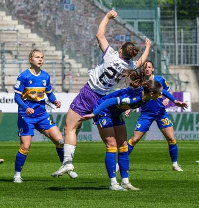 Womens football in Essen FOR EDITORIAL PURPOSES ONLY EDITORIAL USE ONLY p Paulina Platner of SGS Essen in the match against Rieke Tietz of FC Carl Zeiss Jena The match between SGS Essen and FC Carl Zeiss Jena ended on 25 04 2026 with 4 3 in the stadium Essen at Hafenstraße 97a Michael Gohl FUNKE Foto Services p Sport Deutschland Nordrhein Westfalen Essen Copyright MichaelxGohl Copyright: MichaelxGohl doc85kkm7wlr5uot79jp6t ,EDITORIAL USE ONLY Copyright: MichaelxGohl
