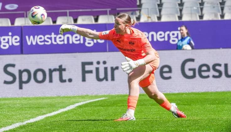 Womens football in Essen FOR EDITORIAL PURPOSES ONLY EDITORIAL USE ONLY p Kim Sindermann of SGS Essen in the match against FC Carl Zeiss Jena The match SGS Essen against FC Carl Zeiss Jena ended on 25 04 2026 with 4 3 in the stadium Essen at Hafenstraße 97a Michael Gohl FUNKE Foto Services p Sport Deutschland Nordrhein Westfalen Essen Copyright MichaelxGohl Copyright: MichaelxGohl doc85kkm815215o9tbqpcn ,EDITORIAL USE ONLY Copyright: MichaelxGohl