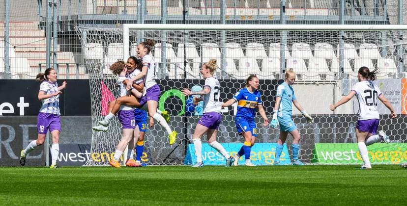 Womens football in Essen FOR EDITORIAL PURPOSES ONLY EDITORIAL USE ONLY p SGS Essens Ella Touon celebrates a goal against FC Carl Zeiss Jena The match between SGS Essen and FC Carl Zeiss Jena ended 4 3 at the Essen stadium on Hafenstraße 97a on 25 04 2026 Michael Gohl FUNKE Foto Services p Sport Deutschland Nordrhein Westfalen Essen Copyright MichaelxGohl Copyright: MichaelxGohl doc85kkm8hhfys1exvjnp6b ,EDITORIAL USE ONLY Copyright: MichaelxGohl
