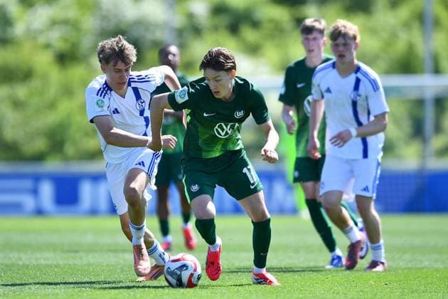 Schalke 04 U19 - VfL Wolfsburg U19 ** NUR FÜR REDAKTIONELLE ZWECKE ** EDITORIAL USE ONLY **<p>Fußball U19 DFB-Nachwuchsliga Hauptrunde Liga A Gruppe B 10. SPIELTAG: Schalke 04 U19 - VfL Wolfsburg U19 am 25.04.2026 im Parkstadion in Gelsenkirchen Niclas Damberg ( Schalke 04 U19 ), links - Karlo Mijo Simic ( VfL Wolfsburg U19 ), rechts Deutschland Nordrhein-Westfalen Gelsenkirchen Copyright: ThorstenxTillmann *** Schalke 04 U19 VfL Wolfsburg U19 FOR EDITORIAL PURPOSES ONLY EDITORIAL USE ONLY p Soccer U19 DFB Junior League Main Round League A Group B 10 GAME DAY Schalke 04 U19 VfL Wolfsburg U19 on 25 04 2026 at Parkstadion in Gelsenkirchen Niclas Damberg Schalke 04 U19 , left Karlo Mijo Simic VfL Wolfsburg U19 , right Germany North Rhine-Westphalia Gelsenkirchen Copyright ThorstenxTillmann Copyright: ThorstenxTillmann doc85kkm5yks7pypuvppch ,EDITORIAL USE ONLY