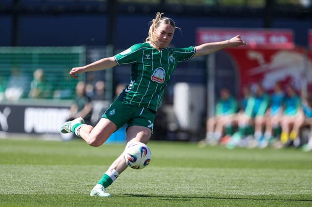 Juliane Wirtz SV Werder Bremen, 28 on the ball, cropped, single image, full body, shooting on goal, on the ball, action, action, game scene,, THE DFB REGULATIONS PROHIBIT ANY USE OF PHOTOGRAPHS AS IMAGE SEQUENCES AND OR QUASI VIDEO , 25 04 2026, Leipzig Germany , Football, Google Pixel Womens Bundesliga, RB Leipzig SV Werder Bremen xobx