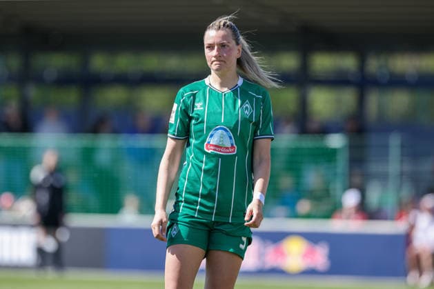 Medina Desic SV Werder Bremen, 9 looking disappointed, disappointment, THE DFB GUIDELINES PROHIBIT ANY USE OF PHOTOGRAPHS AS IMAGE SEQUENCES AND OR QUASI VIDEO DFB REGULATIONS PROHIBIT ANY USE OF PHOTOGRAPHS AS IMAGE SEQUENCES AND OR QUASI VIDEO , 25 04 2026, Leipzig Germany , Football, Google Pixel Women Bundesliga, RB Leipzig SV Werder Bremen xobx