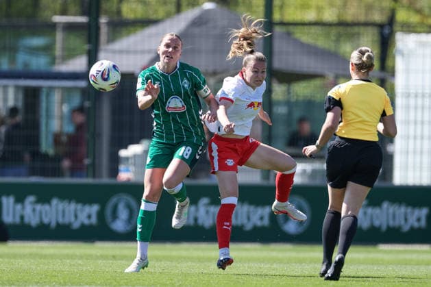 from left Lina Hausicke SV Werder Bremen, 18 and Annabel Schasching RB Leipzig, 16 in a duel, dynamic, action, action, game scene, THE DFB REGULATIONS PROHIBIT ANY USE OF PHOTOGRAPHS AS IMAGE SEQUENCES AND OR QUASI VIDEO , 25 04 2026, Leipzig Germany , Football, Google Pixel Womens Bundesliga, RB Leipzig SV Werder Bremen xobx