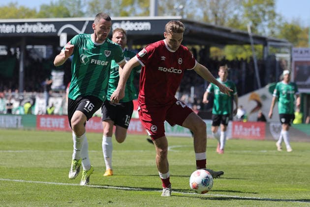 Soccer 2 Bundesliga 31 Matchday SC Preußen Münster DSC Arminia Bielefeld on 25 04 2026 at LVM Preußenstadion in Münster Torge Paetow Münster , left Tim Handwerker Bielefeld , right DFL regulations prohibit any use of photographs as image sequences and or quasi video xJRx