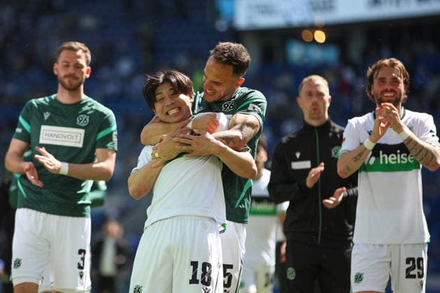 Virgil Ghita Hannover 96, 05 grabs heartily Daisuke Yokota Hannover 96, 18 scored the 1 3 Kolja Oudenne Hannover 96, 29 , Karlsruher SC vs Hannover 96, 2 Bundesliga, 31 Matchday, 2025 2026, 25 04 2026, DFL REGULATES PROHIBIT ANY USE OF PHOTOGRAPHS AS IMAGE SEQUENCES AND OR QUASI VIDEO, Karlsruher SC vs Hannover 96, 2 Bundesliga, 31 Matchday, 2025 2026, 25 04 2026 Karlsruhe Copyright: xEibner-Pressefoto JanxPrihodax EP_JPA