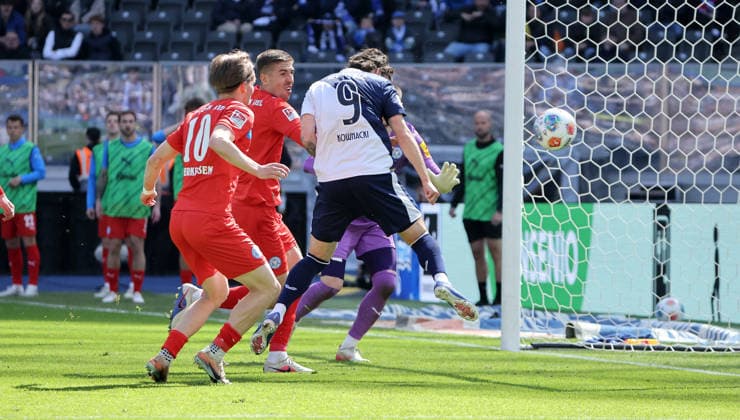 Dawid Kownacki misses the goal duel match scene action sport football soccer DFL 2 Bundesliga men 31 matchday season 2025 2026 25 04 2026 Hertha BSC Berlin vs Holstein Kiel KSV DFL regulations prohibit any use of photographs as image sequences and or quasi video