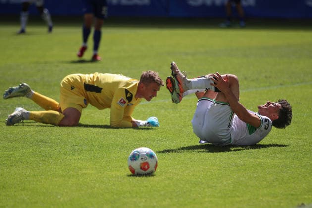 Hans Christian Bernat Karlsruher SC, Goalkeeper 01 with foul on Husseyn Chakroun Hannover 96, 14 , Karlsruher SC vs Hannover 96, 2 Bundesliga, 31 Matchday, 2025 2026, 25 04 2026, DFL REGULATIONS PROHIBIT ANY USE OF PHOTOGRAPHS AS IMAGE SEQUENCES AND OR QUASI VIDEO, Karlsruher SC vs Hannover 96, 2 Bundesliga, 31 Matchday, 2025 2026, 25 04 2026 Karlsruhe Copyright: xEibner-Pressefoto JanxPrihodax EP_JPA
