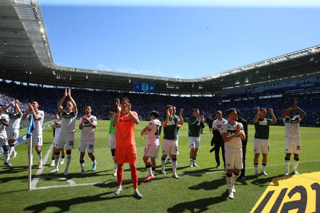 25 04 2026, xrekx, Fussball 2 Bundesliga, Karlsruher SC Hannover 96 v l Hannover 96 Mannschaft, Spieler, jubeln nach Spielende, Team, Player, celebrate at the end of the match DFL DFB REGULATIONS PROHIBIT ANY USE OF PHOTOGRAPHS as IMAGE SEQUENCES and or QUASI VIDEO Karlsruhe