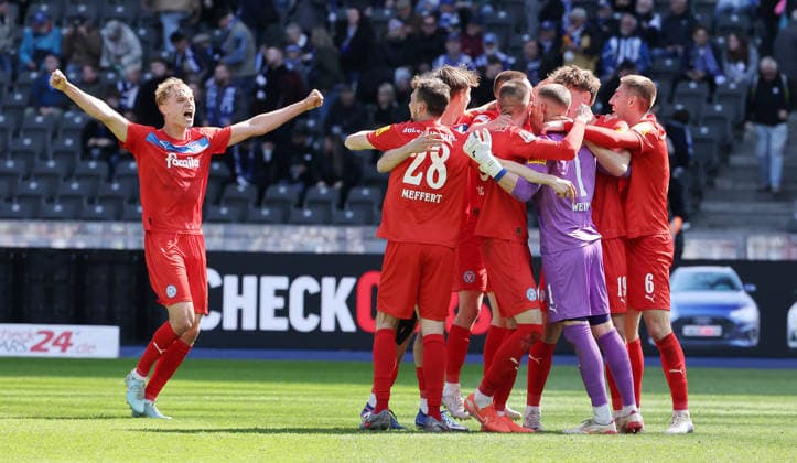 Holstein Kiel team cheers after the end of the match Joy Emotion Sport Soccer Football DFL 2 Bundesliga Men 31 Matchday Season 2025 2026 25 04 2026 Hertha BSC Berlin vs Holstein Kiel KSV DFL regulations prohibit any use of photographs as image sequences and or quasi video