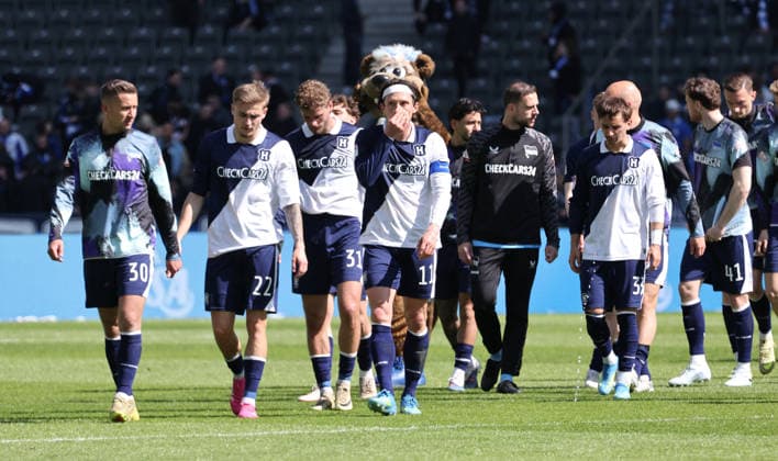 Paul Seguin, Marten Winkler, Fabian Reese, Hertha Mannschaft enttäuscht nach Spielende Disappointment Sport Fußball Fußball DFL 2 Bundesliga Herren 31 Spieltag Saison 2025 2026 25 04 2026 Hertha BSC Berlin vs Holstein Kiel KSV DFL regulations prohibit any use of photographs as image sequences and or quasi video