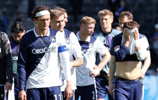 Fabian Reese, Hertha team disappointed after the end of the match Disappointment Sport Football Soccer DFL 2 Bundesliga Men 31 Matchday Season 2025 2026 25 04 2026 Hertha BSC Berlin vs Holstein Kiel KSV DFL regulations prohibit any use of photographs as image sequences and or quasi video