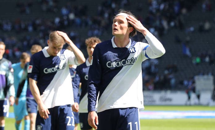 Marten Winkler, Fabian Reese, Hertha Mannschaft enttäuscht nach Spielende Disappointment Sport Fußball Fußball DFL 2 Bundesliga Herren 31 Spieltag Saison 2025 2026 25 04 2026 Hertha BSC Berlin vs Holstein Kiel KSV DFL regulations prohibit any use of photographs as image sequences and or quasi video