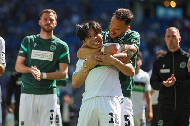 Virgil Ghita Hannover 96, 05 grabs heartily Daisuke Yokota Hannover 96, 18 scored the 1 3 Kolja Oudenne Hannover 96, 29 , Karlsruher SC vs Hannover 96, 2 Bundesliga, 31 Matchday, 2025 2026, 25 04 2026, DFL REGULATES PROHIBIT ANY USE OF PHOTOGRAPHS AS IMAGE SEQUENCES AND OR QUASI VIDEO, Karlsruher SC vs Hannover 96, 2 Bundesliga, 31 Matchday, 2025 2026, 25 04 2026 Karlsruhe Copyright: xEibner-Pressefoto JanxPrihodax EP_JPA