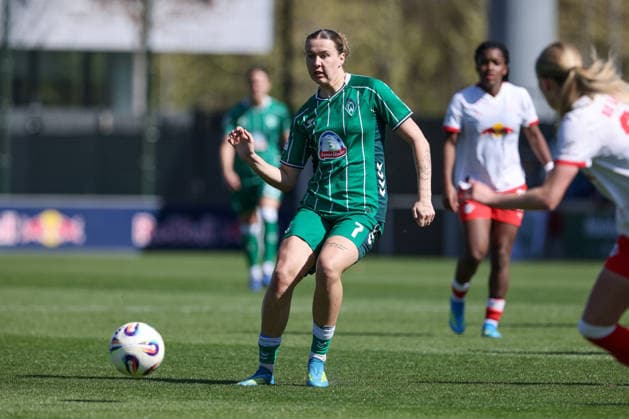 Larissa Mühlhaus SV Werder Bremen, 7 on the ball, single image, full body, action, action, game scene, THE DFB GUIDELINES PROHIBIT ANY USE OF PHOTOGRAPHS AS IMAGE SEQUENCES AND OR QUASI VIDEO DFB REGULATIONS PROHIBIT ANY USE OF PHOTOGRAPHS AS IMAGE SEQUENCES AND OR QUASI VIDEO , 25 04 2026, Leipzig Germany , Soccer, Google Pixel Womens Bundesliga, RB Leipzig SV Werder Bremen xobx