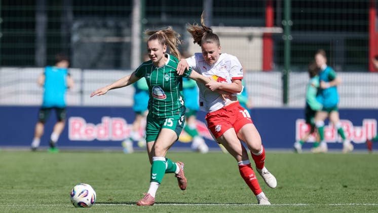 from left Michelle Weiß SV Werder Bremen, 15 and Annabel Schasching RB Leipzig, 16 in a duel, dynamic, action, action, game scene, THE DFB REGULATIONS PROHIBIT ANY USE OF PHOTOGRAPHS AS IMAGE SEQUENCES AND OR QUASI VIDEO , 25 04 2026, Leipzig Germany , Football, Google Pixel Womens Bundesliga, RB Leipzig SV Werder Bremen xobx