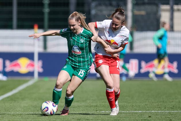 from left Michelle Weiß SV Werder Bremen, 15 and Annabel Schasching RB Leipzig, 16 in a duel, dynamic, action, action, game scene, THE DFB REGULATIONS PROHIBIT ANY USE OF PHOTOGRAPHS AS IMAGE SEQUENCES AND OR QUASI VIDEO , 25 04 2026, Leipzig Germany , Football, Google Pixel Womens Bundesliga, RB Leipzig SV Werder Bremen xobx
