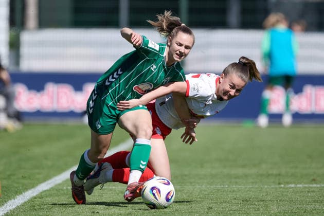 from left Michelle Weiß SV Werder Bremen, 15 and Annabel Schasching RB Leipzig, 16 in a duel, dynamic, action, action, game scene, THE DFB REGULATIONS PROHIBIT ANY USE OF PHOTOGRAPHS AS IMAGE SEQUENCES AND OR QUASI VIDEO , 25 04 2026, Leipzig Germany , Football, Google Pixel Womens Bundesliga, RB Leipzig SV Werder Bremen xobx