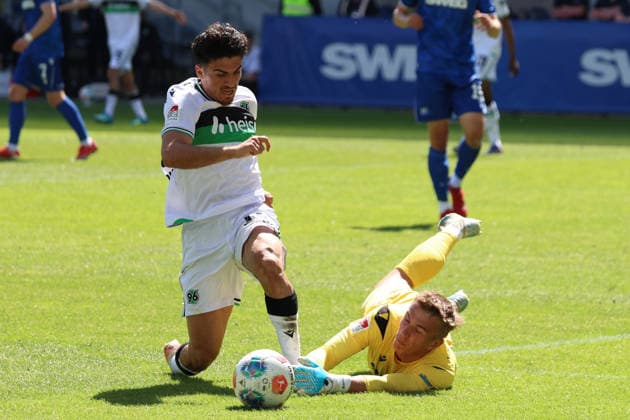 25 04 2026, xrekx, Fußball 2 Bundesliga, Karlsruher SC Hannover 96 v l Fouspiel, Elfmeter Husseyn Chakroun Hannover 96 Hans Christian Bernat Karlsruher SC Zweikampf, Aktion, action, battle for the ball DFL DFB REGULATIONS PROHIBIT ANY USE OF PHOTOGRAPHS as IMAGE SEQUENCES and or QUASI VIDEO Karlsruhe