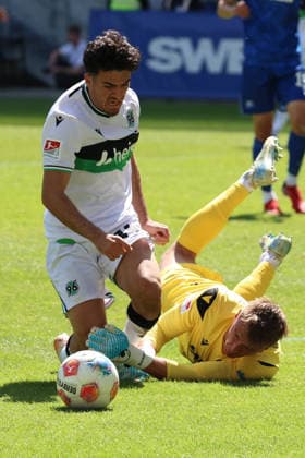 25 04 2026, xrekx, Fußball 2 Bundesliga, Karlsruher SC Hannover 96 v l Fouspiel, Elfmeter Husseyn Chakroun Hannover 96 Hans Christian Bernat Karlsruher SC Zweikampf, Aktion, action, battle for the ball DFL DFB REGULATIONS PROHIBIT ANY USE OF PHOTOGRAPHS as IMAGE SEQUENCES and or QUASI VIDEO Karlsruhe