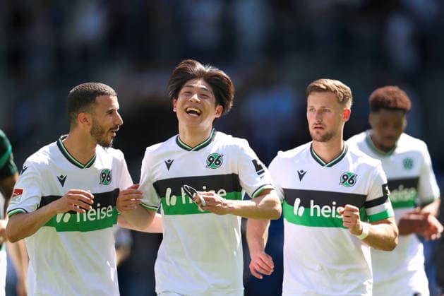 Beaming Daisuke Yokota Hannover 96, 18 after the game together with Waniss Taibi Hannover 96, 26 and Enzo Leopold Hannover 96, 08 , Karlsruher SC vs Hannover 96, 2 Bundesliga, 31 Matchday, 2025 2026, 25 04 2026, DFL REGULATIONS PROHIBIT ANY USE OF PHOTOGRAPHS AS IMAGE SEQUENCES AND OR QUASI VIDEO, Karlsruher SC vs Hannover 96, 2 Bundesliga, 31 Matchday, 2025 2026, 25 04 2026 Karlsruhe Copyright: xEibner-Pressefoto JanxPrihodax EP_JPA