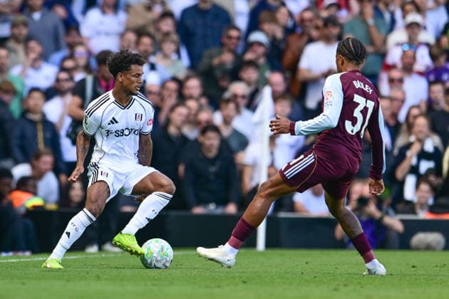 Fulham v Aston Villa, Premier League Fulham FC midfielder Oscar Bobb (14) takes on Aston Villa midfielder Leon Bailey (31) during the Premier League match between Fulham and Aston Villa at Craven Cottage, London, UK on 25 April 2026. London Craven Cottage Greater London UK Editorial use only DataCo restrictions apply See www.football-dataco.com , Copyright: xDennisxGoodwinx PSI-24149-0062