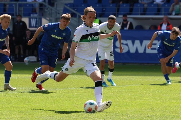 25 04 2026, xrekx, Soccer 2 Bundesliga, Karlsruher SC Hannover 96 v l Stefan Teitur Thordarson Hannover 96 missed the penalty kick DFL DFB REGULATIONS PROHIBIT ANY USE OF PHOTOGRAPHS as IMAGE SEQUENCES and or QUASI VIDEO Karlsruhe