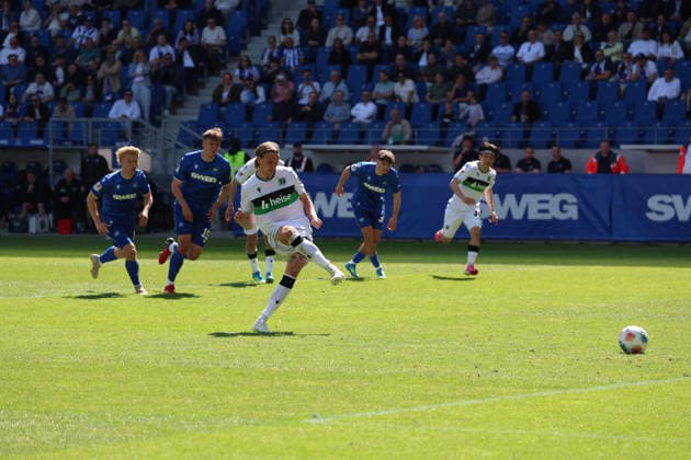 25 04 2026, xrekx, Soccer 2 Bundesliga, Karlsruher SC Hannover 96 v l Stefan Teitur Thordarson Hannover 96 missed the penalty kick DFL DFB REGULATIONS PROHIBIT ANY USE OF PHOTOGRAPHS as IMAGE SEQUENCES and or QUASI VIDEO Karlsruhe