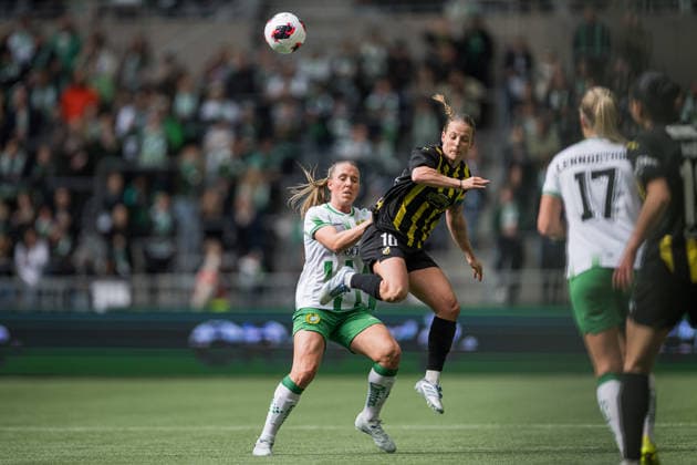 260425 Gudrun Arnardottir of Hammarby and Anna Anvegard of Häcken during the UEFA Women s Europa Cup final match leg 1 between Hammarby and Häcken on April 25, 2026 in Stockholm Photo Jonathan Näckstrand BILDBYRAN COP 94 JN0267 fotboll football soccer fotball europa cup hammarby häcken uefa womens europa cup dam bbeng  Copyright: JONATHANxNÄCKSTRAND BB260425JN015