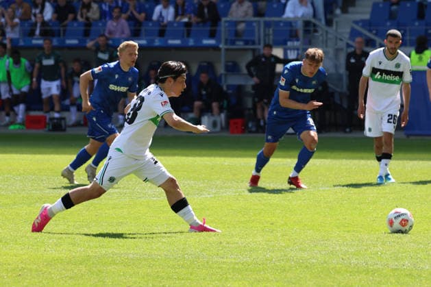 25 04 2026, xrekx, Fußball 2 Bundesliga, Karlsruher SC Hannover 96 v l Daisuke Yokota Hannover 96 zum 1 3 Penfmeter Strafstoss DFL DFB REGULATIONS PROHIBIT ANY USE OF PHOTOGRAPHS as IMAGE SEQUENCES and or QUASI VIDEO Karlsruhe