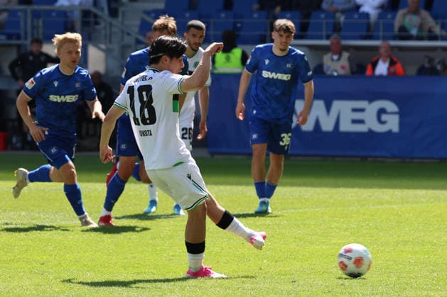 25 04 2026, xrekx, Fußball 2 Bundesliga, Karlsruher SC Hannover 96 v l Daisuke Yokota Hannover 96 zum 1 3 Penfmeter Strafstoss DFL DFB REGULATIONS PROHIBIT ANY USE OF PHOTOGRAPHS as IMAGE SEQUENCES and or QUASI VIDEO Karlsruhe