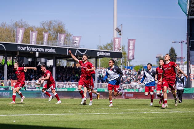 25 04 2026, Soccer, 2 Bundesliga, 31 Matchday Season 2025 2026, Preußen Münster DSC Arminia Bielefeld, The players of Arminia Bielefeld are happy about the victory, xRHR PHOTO TKx Copyright: RHR-FOTOx RHR-FOTO TK