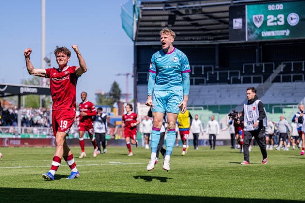 25 04 2026, Soccer, 2 Bundesliga, 31 Matchday Season 2025 2026, Preußen Münster DSC Arminia Bielefeld, The players of Arminia Bielefeld are happy about the victory, Maximilian Grosser DSC Arminia Bielefeld , Goalkeeper Jonas Thomas Kersken DSC Arminia Bielefeld xRHR PHOTO TKx Copyright: RHR-FOTOx RHR-FOTO TK