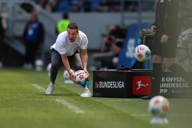 Motivator Christian Eichner Karlsruher SC, Head Coach tries to make the game fast by giving the ball to his player, Karlsruher SC vs Hannover 96, 2 Bundesliga, 31 Matchday, 2025 2026, 25 04 2026, DFL REGULATIONS PROHIBIT ANY USE OF PHOTOGRAPHS AS IMAGE SEQUENCES AND OR QUASI VIDEO, Karlsruher SC vs Hannover 96, 2 Bundesliga, 31 Matchday, 2025 2026, 25 04 2026 Karlsruhe Copyright: xEibner-Pressefoto JanxPrihodax EP_JPA
