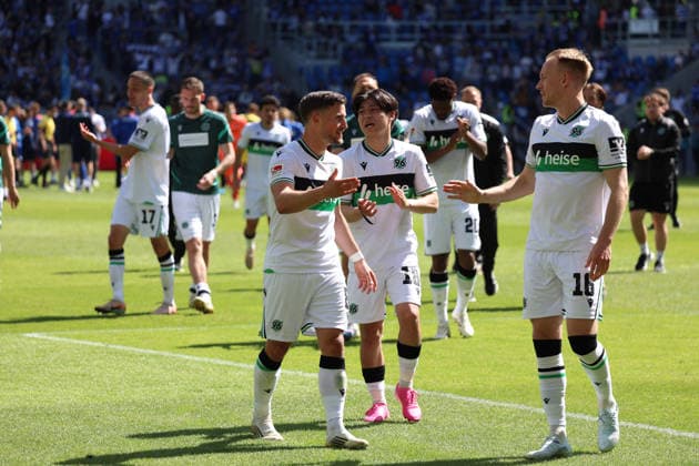 25 04 2026, xrekx, Fußball 2 Bundesliga, Karlsruher SC Hannover 96 v l Hannover 96 Mannschaft, Spieler, jubeln nach Spielende, Team, Player, celebrate at the end of the match Enzo Leopold Hannover 96 Daisuke Yokota Hannover 96 Havard Nielsen Hannover 96 DFL DFB REGULATIONS PROHIBIT ANY USE OF PHOTOGRAPHS as IMAGE SEQUENCES and or QUASI VIDEO Karlsruhe
