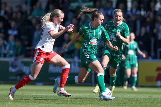 from left Nikoline Dudek RB Leipzig, 24 and Maja Sternad SV Werder Bremen, 11 in a duel, dynamic, action, action, game scene, THE DFB REGULATIONS PROHIBIT ANY USE OF PHOTOGRAPHS AS IMAGE SEQUENCES AND OR QUASI VIDEO , 25 04 2026, Leipzig Germany , Football, Google Pixel Womens Bundesliga, RB Leipzig SV Werder Bremen xobx