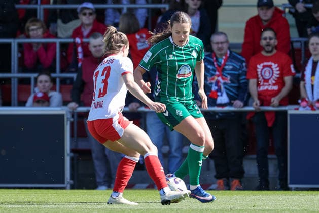 from left Sandra Starke RB Leipzig, 13 and Mara Alber SV Werder Bremen, 37 in a duel, dynamic, action, action, game scene, THE DFB REGULATIONS PROHIBIT ANY USE OF PHOTOGRAPHS AS IMAGE SEQUENCES AND OR QUASI VIDEO , 25 04 2026, Leipzig Germany , Football, Google Pixel Womens Bundesliga, RB Leipzig SV Werder Bremen xobx